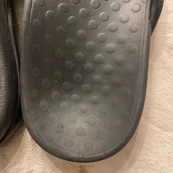 Black Vionic flip flops - Picture 5 of 11